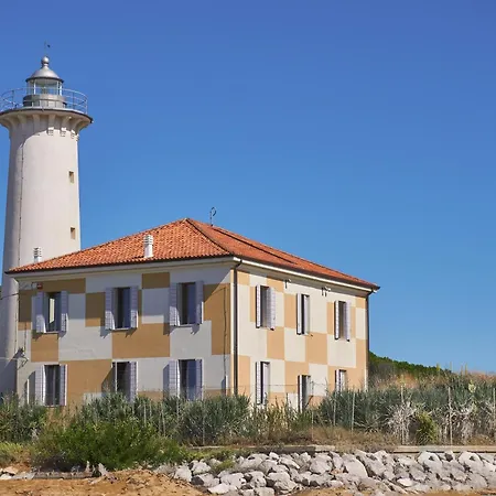 Coastal Comfort In A Cozy Seaview