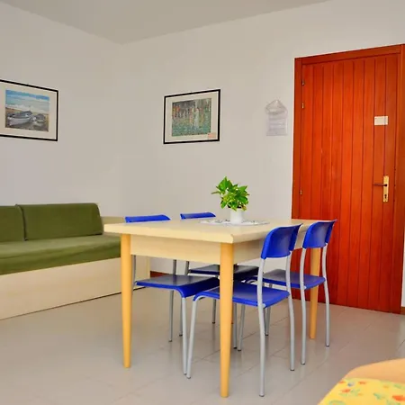 Coastal Comfort In A Cozy Side Sea View Apartamento